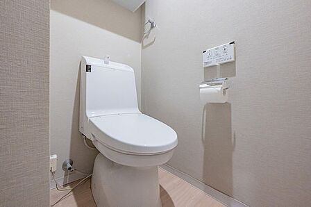トイレは温水洗浄便座付です。トイレの上部には収納付き。