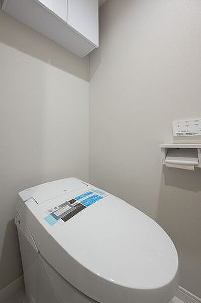 トイレは温水洗浄便座付きです。トイレの上部には収納付き。