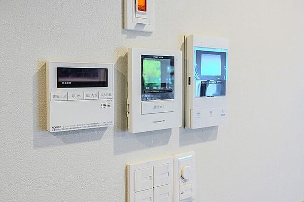 【（右から）テレビモニター付オートロック・テレビモニター付インターホン・給湯器（コントローラー／キッチン側）】