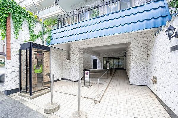 緑の蔦が映える、堂々としたエントランス。