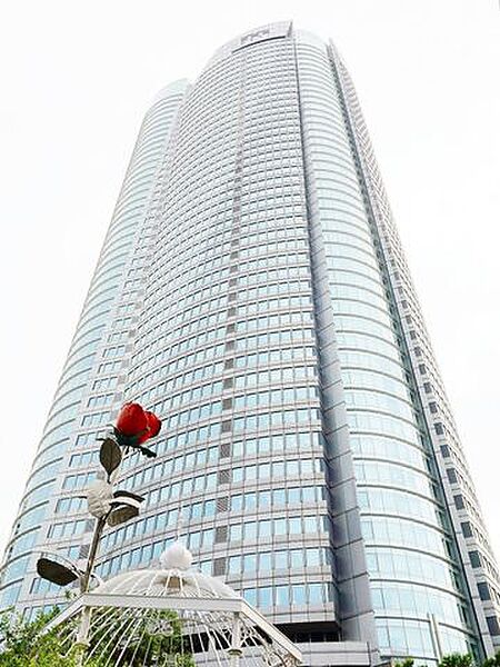 六本木ヒルズ 徒歩10分。高さ238mの高層オフィスビルを中心に、集合住宅、ホテル、テレビ朝日本社社屋、映画館をはじめとする文化施設、その他の商業施設等で構成されております。 740m
