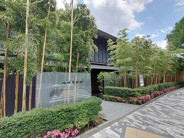 根津美術館 徒歩8分。 640m