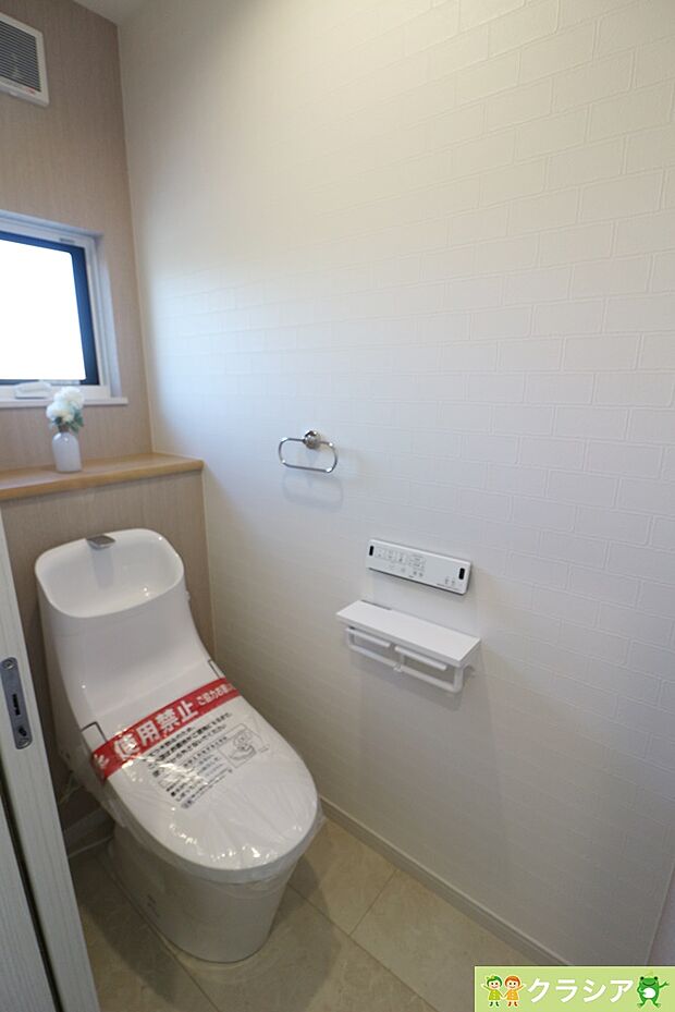 1階トイレです。快適な温水清浄便座付。いつも使うトイレだからこそ、こだわりたいポイントです（2023年10月撮影）