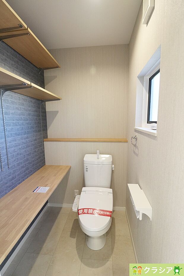 2階トイレです。壁には収納スペースがあり、トイレットペーパーや芳香剤などを置くのに便利ですね（2023年10月撮影）