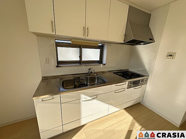 部屋の端に位置する壁付けキッチンは、オープンキッチンよりも部屋の中を広く見せる効果も持っています（2023年12月撮影）