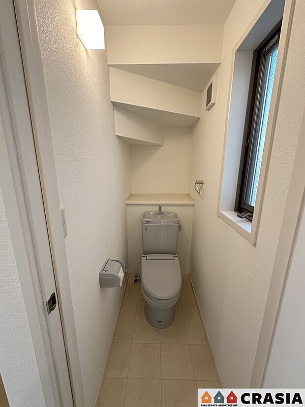 1階トイレです。自然換気ができる小窓から自然な光が射し込みます。（2023年12月撮影）