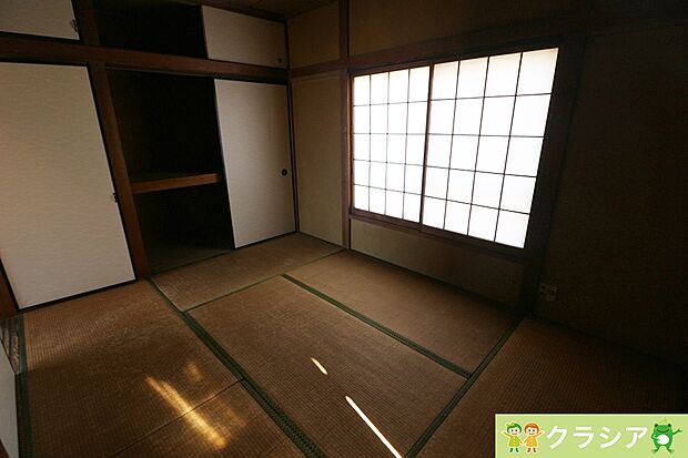 2階6帖の和室です。畳は音を吸い込んでくれるので防音効果があります。元気なお子さまの遊び場所として最適な空間ですね（2023年12月撮影）