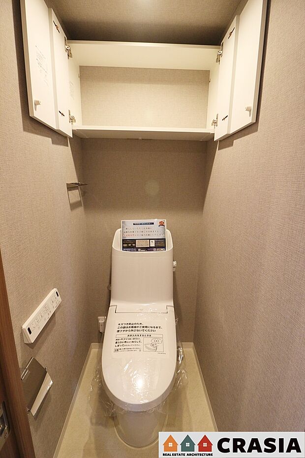 トイレです。壁には収納スペースがあり、トイレットペーパーや芳香剤などを置くのに便利ですね（2024年4月撮影）