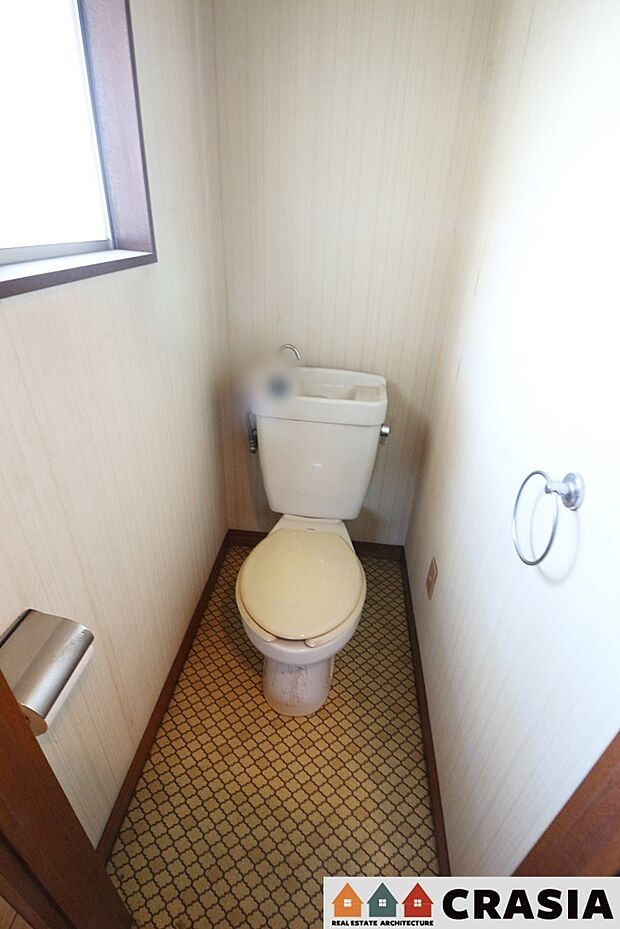 2階トイレです。自然換気ができる小窓から自然な光が射し込みます。（2024年5月撮影）