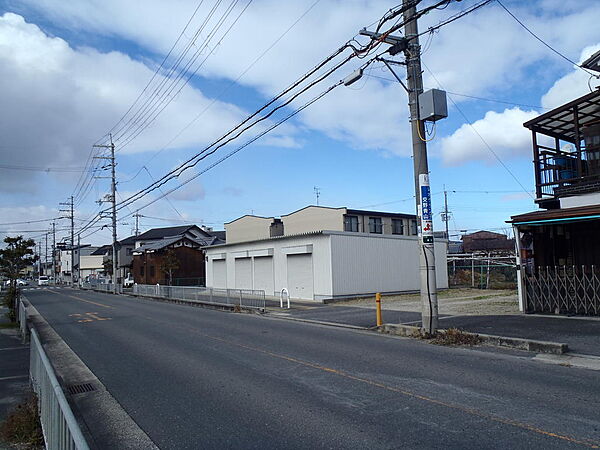 前面道路含む現地撮影：前面道路１０Ｍ幅で車庫入れ楽々