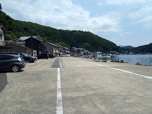 現地撮影：2026年7月：湖岸道路に面す
