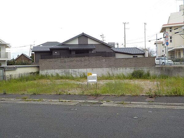 道路含む現地撮影2026年：歩道付き公道に面す