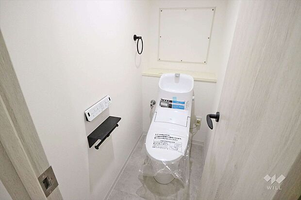 トイレ2022年5月リフォーム済み！ウォシュレット一体型です！背面にちょっとした棚があり便利です！