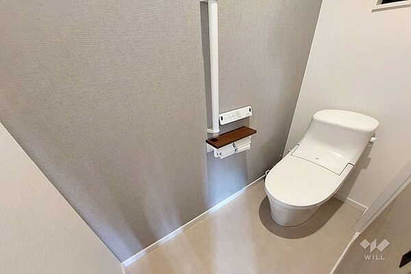 1階トイレ。ウォシュレット付き［2023年2月25日撮影］トイレにも窓があり、匂いがこもりにくい造りです。各フロアにトイレがあります！