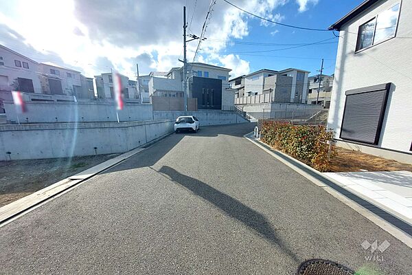 物件の南側前面道路（東側から）［2023年2月25日撮影］周辺は幅員6メートル前後の道が多く、間口も約14.1メートルとゆとりがあります。