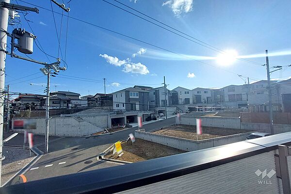 バルコニーからの眺望（南西方向）［2023年2月25日撮影］周辺は区画整理がされており、戸建てが並ぶ閑静な住宅街です。
