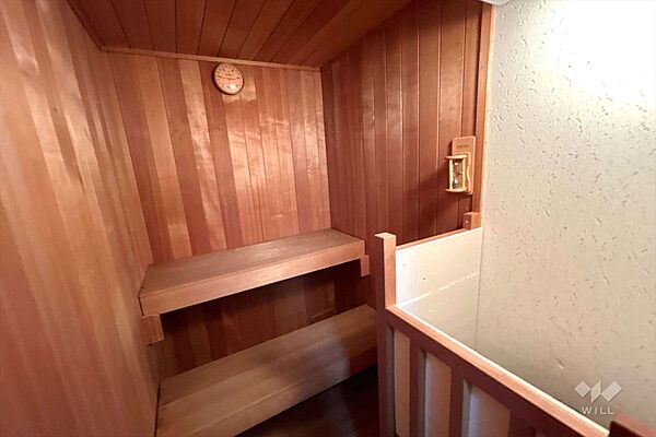 サウナ。1階の浴室横にサウナが併設されております！家族で入るのにも十分なスペースがあります。