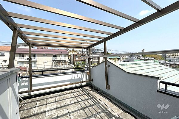 西側バルコニー。広いバルコニーは通風・採光・眺望良好です。気分転換に空を眺めると気持ちがよさそうですね。