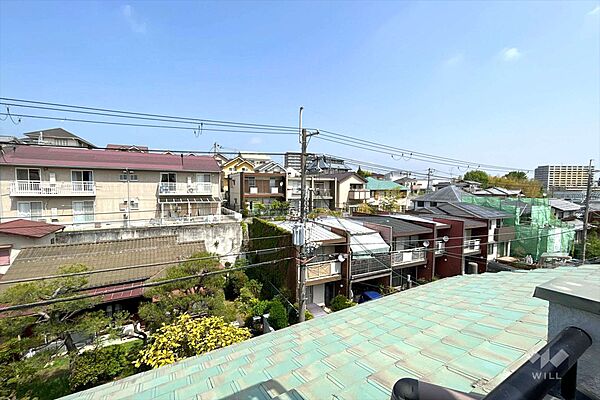 バルコニーからの眺め（北西方向）前面に高い建物がないため陽当たりも良好なお住まいです。また前面道路は人通りも少ないので洗濯物を干していても目立ちにくいです。