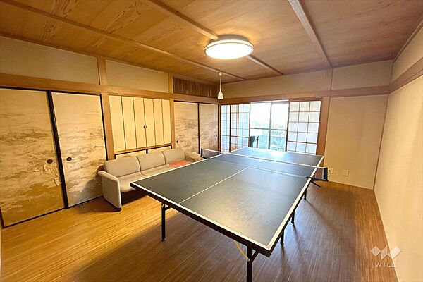 西側和室約10.0帖。西側から差し込む光がお部屋の印象を明るくします。大きめのサイズの家具を置いてもゆったりとしたスペースがあります。