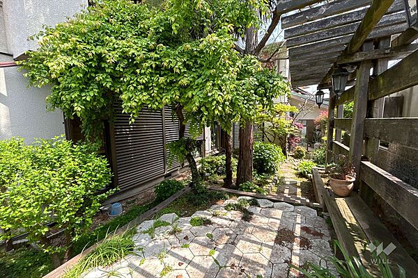 庭。ちょっとした置物、植物などを置いて、ガーデニングがお楽しみいただけます。お子様が走り回るのにも十分なスペースがあります。