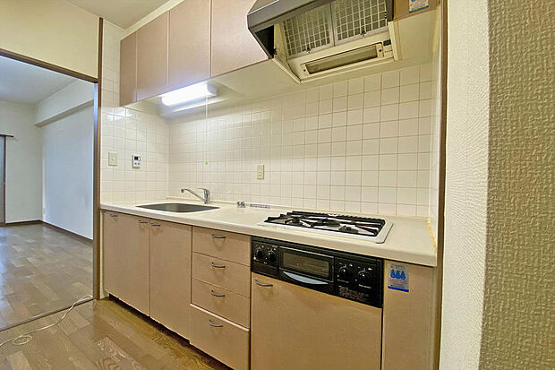 キッチンは3口ガスコンロです！吊戸棚も付いているため収納力ばっちりです！キッチン横には冷蔵庫を置けるスペースもございます！室内（2024年1月）撮影