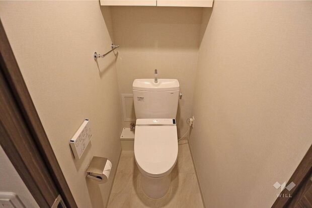 トイレ［2024年5月11日撮影］吊戸棚付きで、消耗品も収納可能。