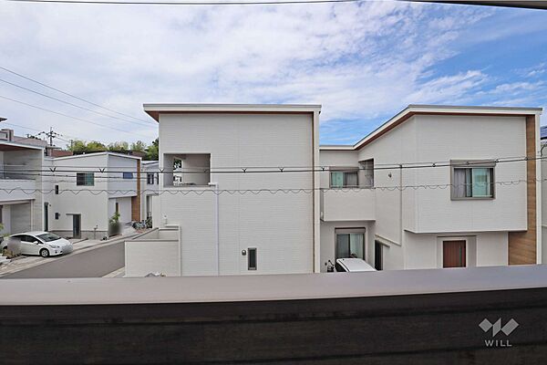 バルコニーからの眺め（西方向)。インナーバルコニーの中で座ってしまえばほぼ他の住戸からは見えないため、プライベート空間が確保できます。