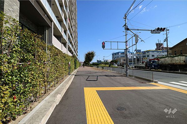 敷地南側の前面道路（府道143号四ノ宮四ツ塚線）生活施設が徒歩圏内に揃う便利な立地！