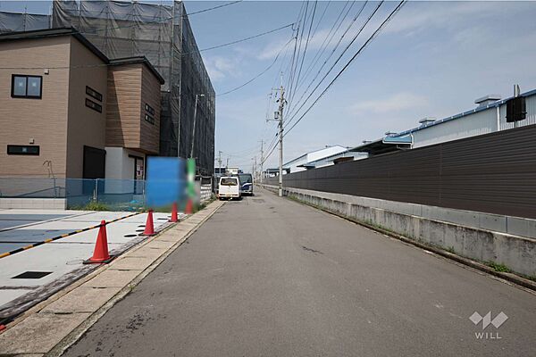 物件の北側前面道路（東側から）［2025年7月16日撮影］周辺は平坦地のため、自転車での移動もスムーズ！買い物施設回りが楽しめそうです！