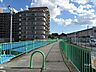 外観：敷地東側の通路。周辺は住宅、倉庫、店舗などが混在する住宅地です。