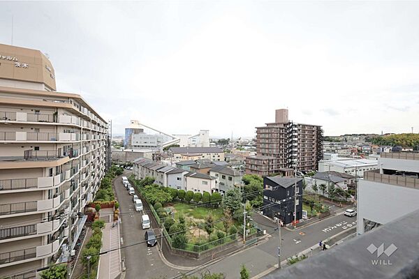 バルコニーからの眺め（南東方向）［2025年9月18日撮影］7階部分につき開放的な眺望です！周辺は田畑も多く、のどかな雰囲気です。