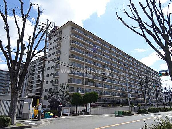 ローレルハイツ茨木総持寺2号棟の外観（北西側から）全居室6帖以上の広さを確保！全居室LDKと隣接しており、家族と顔を合わせる機会が増えます！室内廊下部分が少なく、居住空間を広く確保した造り！