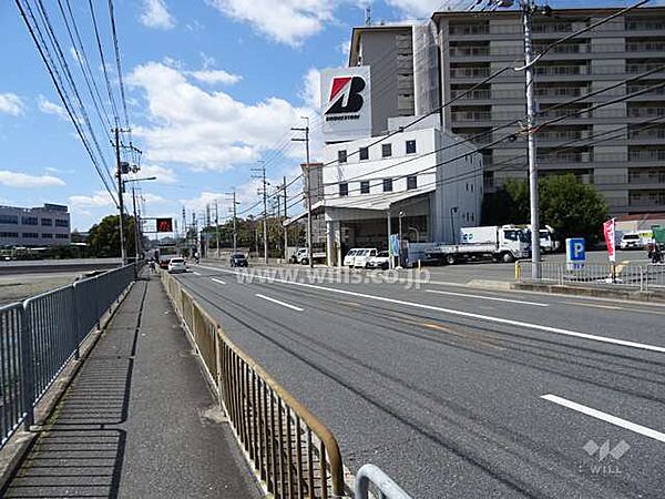 ローレルハイツ茨木総持寺1号棟の南側前面道路（国道171号線）車での移動が便利な立地！周辺は平坦地のため、自転車での移動もスムーズ！