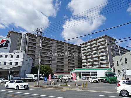 ローレルハイツ茨木総持寺1号棟の外観（南東側から）総戸数598戸の大規模マンションです。敷地内には植栽が整えられており、管理が行き届いています。