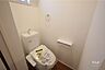 トイレ：トイレ［2025年10月30日撮影］トイレは1階、2階にあります！朝の忙しい時間帯も安心です。白基調で清潔感のある空間！