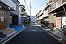 外観：物件の北西側前面道路（北東側から）［2025年10月30日撮影］生活施設が徒歩圏内に揃う便利な立地！周辺は平坦地のため自転車での移動がスムーズ！