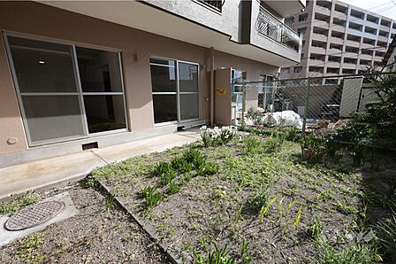 庭［2026年3月17日撮影］広々としており、お好きな空間にしていただけます！