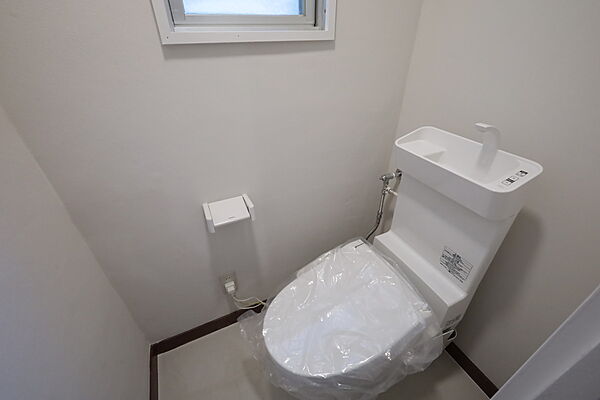 トイレ［2025年12月12日撮影］トイレは洗面室内にあります。白基調で清潔感のある空間です！