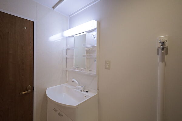 洗面室［2025年12月12日撮影］家事動線に優れたお住まい！お手入れのしやすいシャンプードレッサーで清潔感を保てます！
