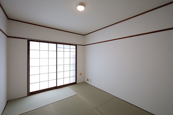 南側和室6帖［2025年12月12日撮影］畳表替済！全室クロス張替え済！ベッドやデスクを置ける広さを確保しています！