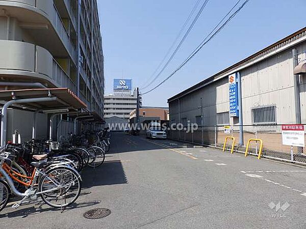 敷地内駐車場※平面式です。平面式の駐車場は車の出し入れがスムーズ！車での移動が便利な立地！駐車場の最新の空き状況につきましてはお問い合わせください。