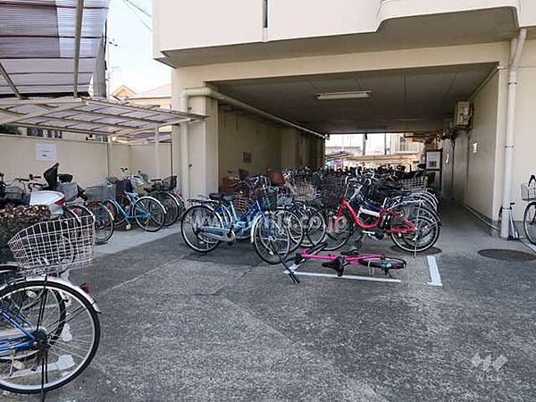 駐輪場。周辺は平坦地のため、自転車での移動もスムーズ！買い物施設回りが楽しめそうです！最新の空き状況につきましてはお問い合わせください。