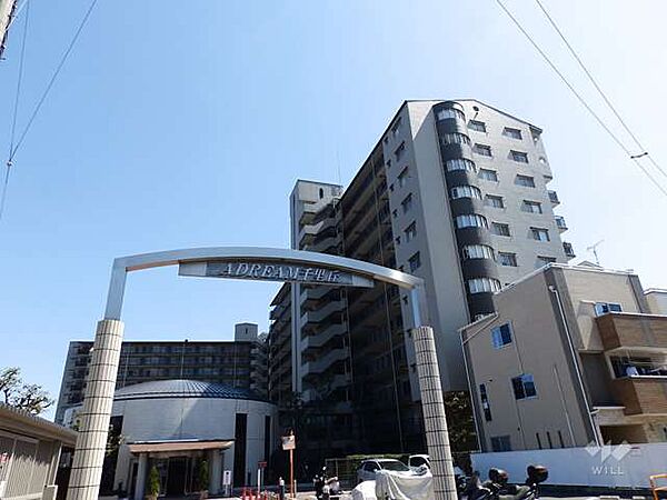 アドリーム千里丘の外観（西側から）南向き住戸につき採光良好！全室洋室仕様！各個室に収納有！居住スペースをより広く確保できます！