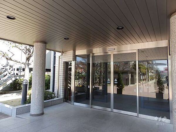 エントランス。総戸数240戸の大規模マンション！2026年2月室内全面リフォーム実施！詳細につきましてはお問い合わせください。
