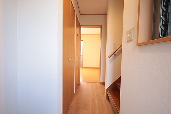 玄関［2026年2月17日撮影］各居室に収納に加え、廊下にも収納があります！居住空間をより広く確保でき、お部屋がすっきりと片付きそうです！
