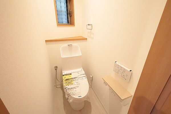 トイレ［2026年2月17日撮影］トイレは1階と2階にあります！朝の忙しい時間帯も安心です！新調済のトイレは温水洗浄便座です！