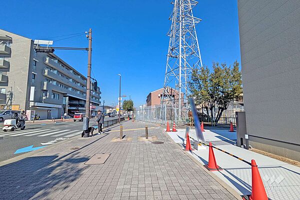 物件の西側前面道路（南側から）［2026年1月9日撮影］スーパーやコンビニ、ドラッグストアが徒歩5分圏内！周辺は飲食店も充実しています！