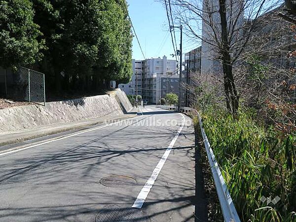 敷地北側の前面道路。周辺は集合住宅と戸建てが立ち並ぶ静かな住宅地です。買い物施設が徒歩圏内に揃っています！イオンモール茨木徒歩14分！