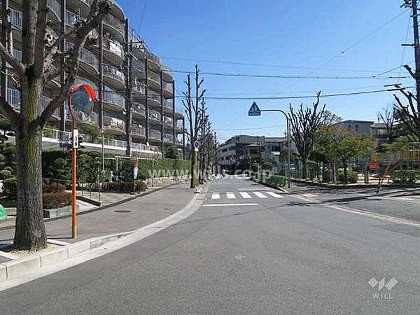 敷地南側の前面道路。吹田インターチェンジが近く、車での移動が便利な立地！車でのお出かけが楽しめます！